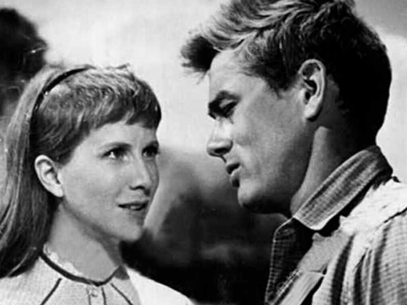 James Dean con Julie Harris in una foto di scena per La valle dell'Eden di Elia Kazan (Wikipedia)<br />