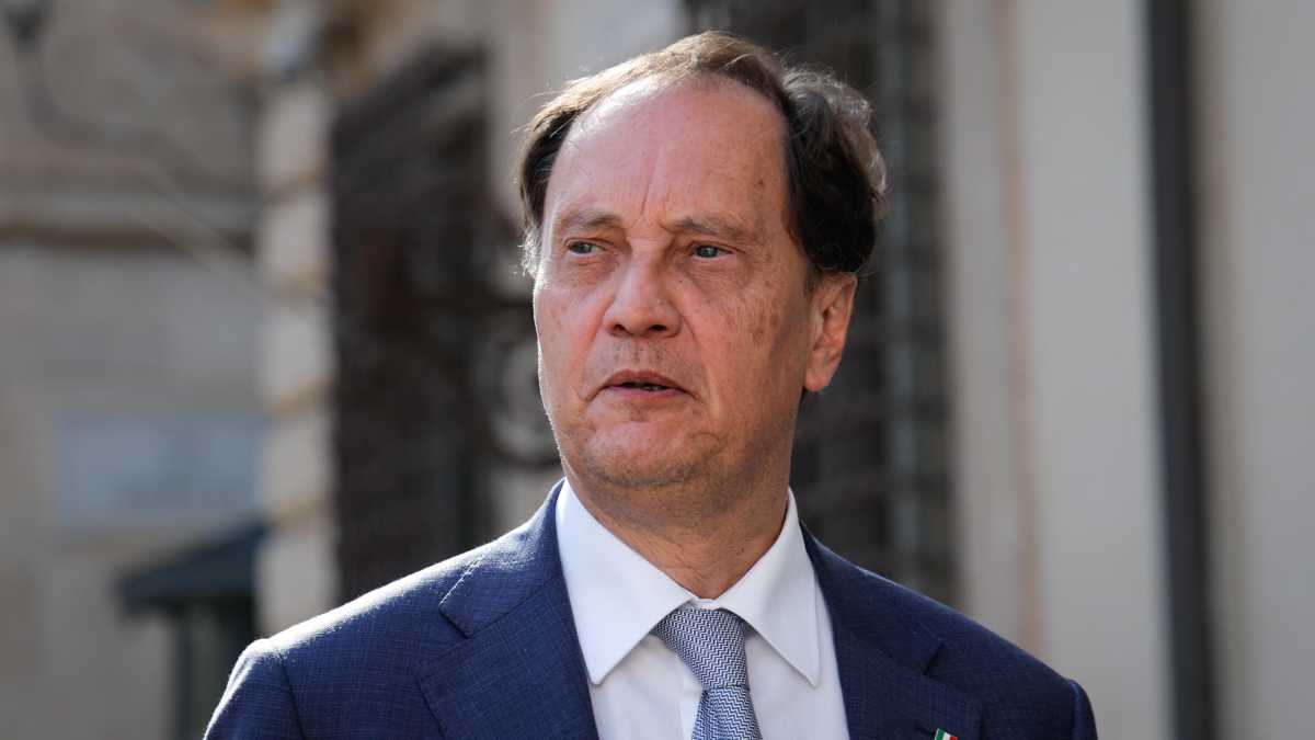 Immagine di È l’ora di spegnere la Fiamma. Intervista a Luca Ciriani, il ministro che fu missino