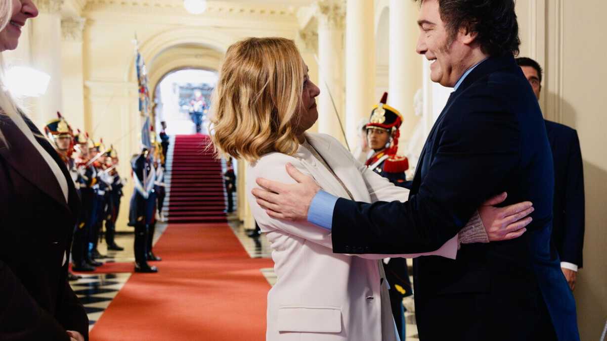 Immagine di L’abbraccio a metà di Meloni a Milei