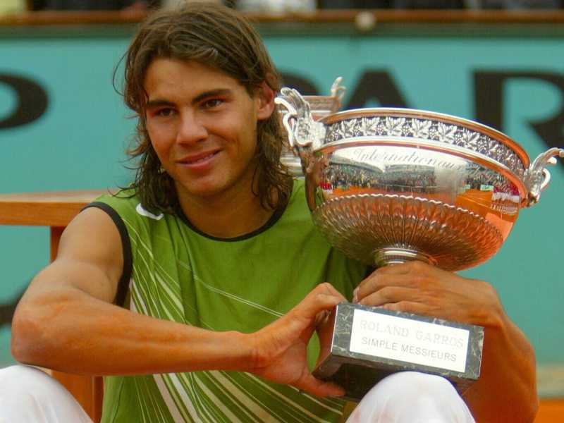 Rafael Nadal posa dopo aver vinto il suo primo Roland Garros, nel 2005 (foto Ansa)