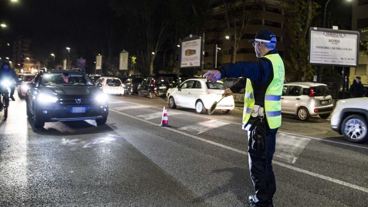 Immagine di Sosta selvaggia e triple file, arriva “Cerbero” e le multe fioccano