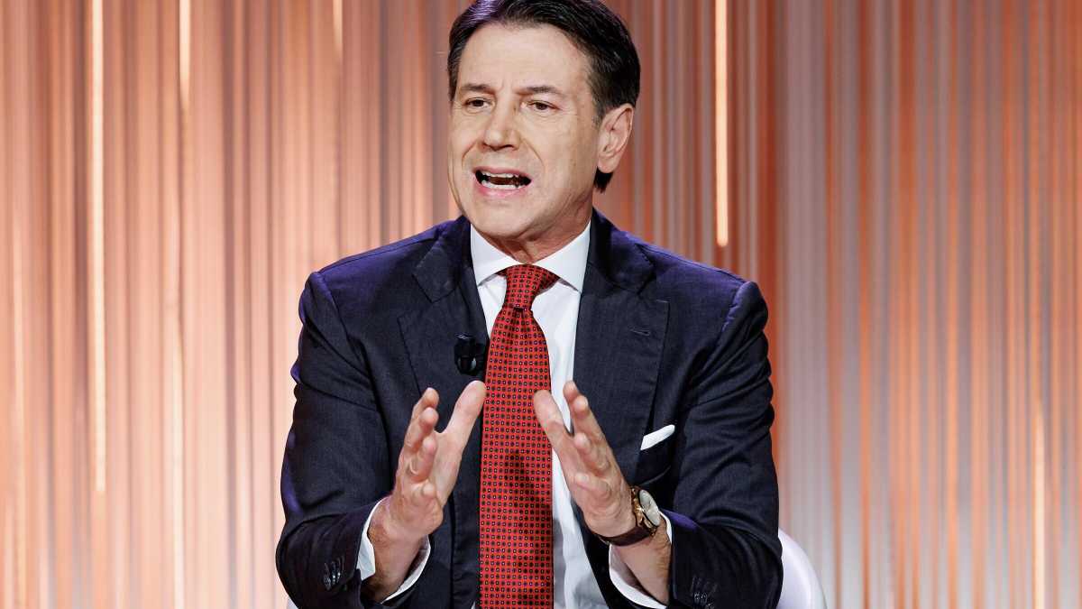 Immagine di Il "sacerdote" Travaglio, la Wagenknecht, professori e pacifisti. Tutti gli ospiti della kermesse 5 stelle