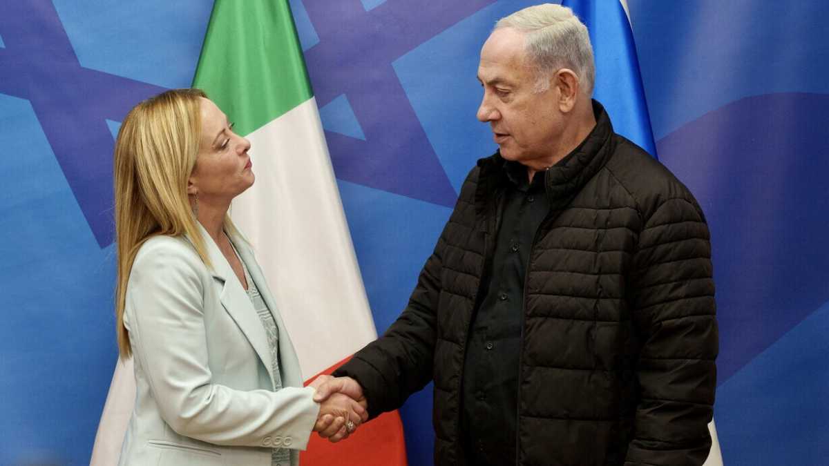 Immagine di Netanyahu, il governo mena il can per l'Aja. Crosetto: "Sentenza da eseguire". Tajani cauto, Salvini attacca