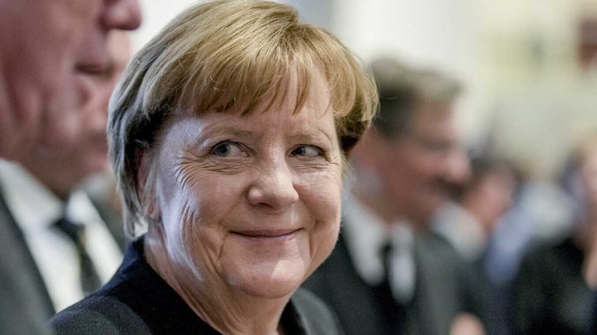 Immagine di Angela Merkel si racconta in un nuovo libro: “Trump? Ho sbagliato a considerarlo una persona normale”