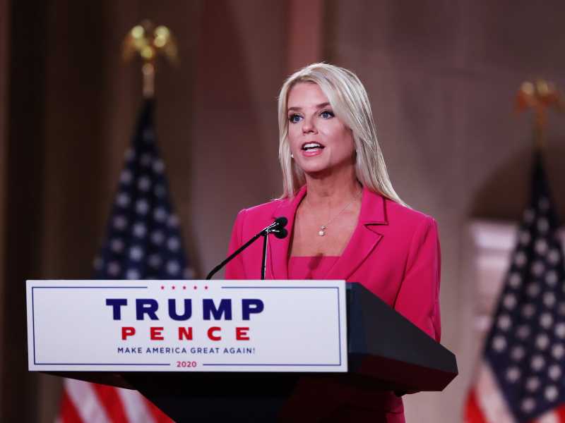 Pam Bondi sul palco del Mellon Auditorium a Washington DC (Foto di Chip Somodevilla/Getty Images) <br />