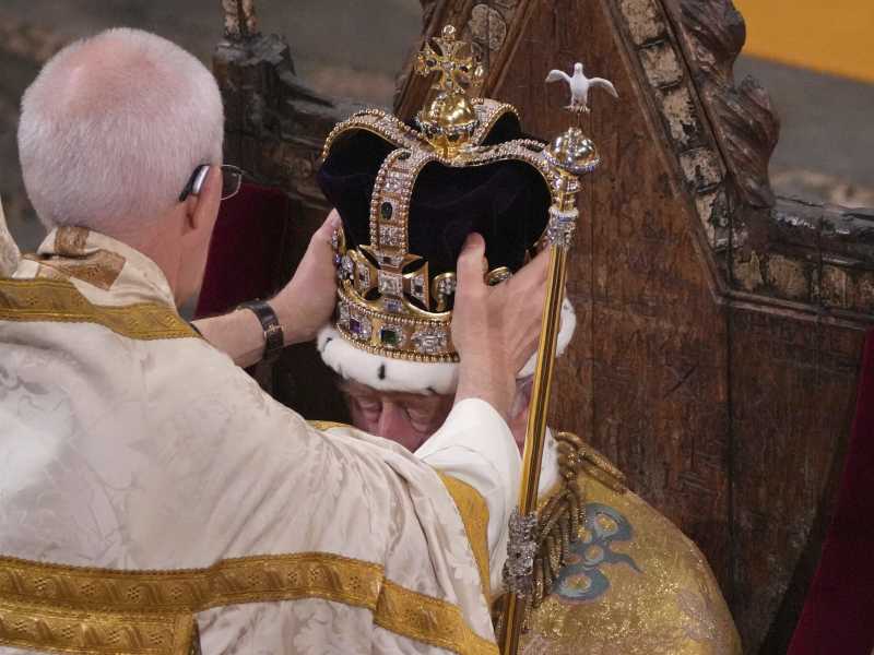 Le incoronazioni costano, scandalizzarsi no