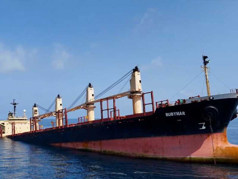 La nave cargo britannica Rubymar poco prima di affondare sotto i colpi degli houthi, a marzo '24 (foto Getty)