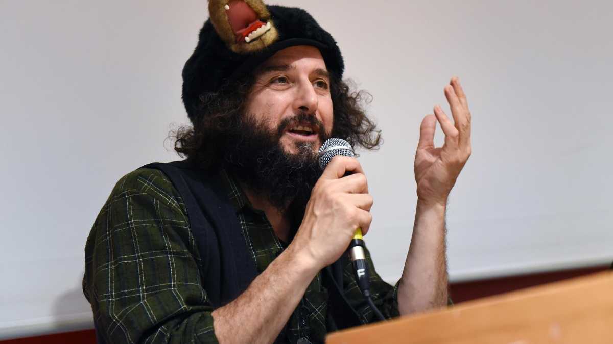 Immagine di La Schützenfest onirica e distorta messa in musica nel nuovo album di Capossela