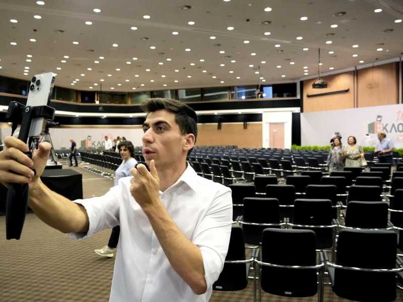 Lo youtuber cipriota Panayiotou è arrivato al Parlamento europeo da "ingenuo". Era una truffa