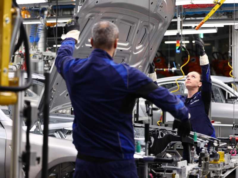 Un operaio al lavoro nella fabbrica Bmw di Monaco (Ansa) <br />