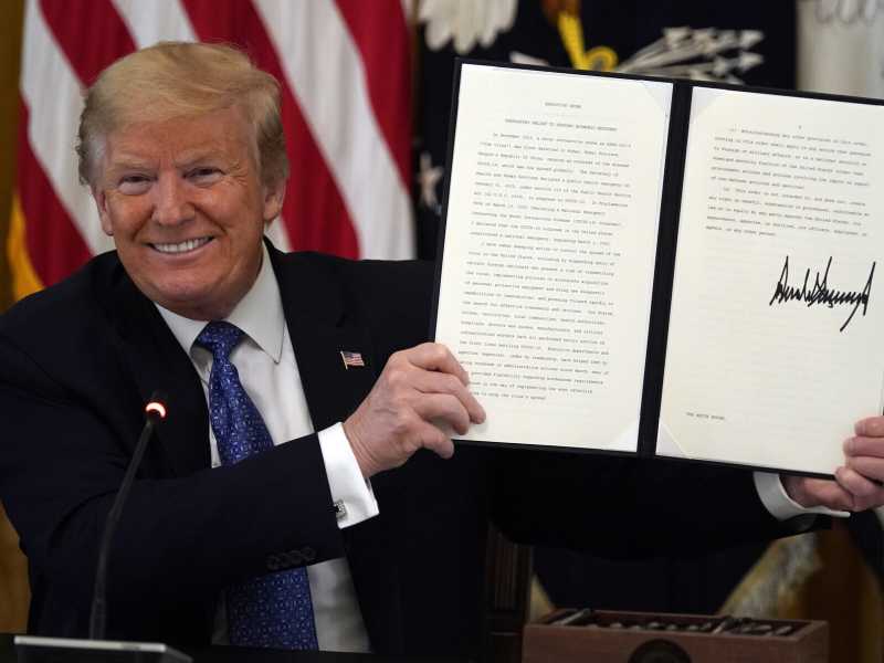 Donald Trump firma un ordine esecutivo nel 2020, durante il suo primo mandato alla Casa Bianca (LaPresse)&nbsp;<br />