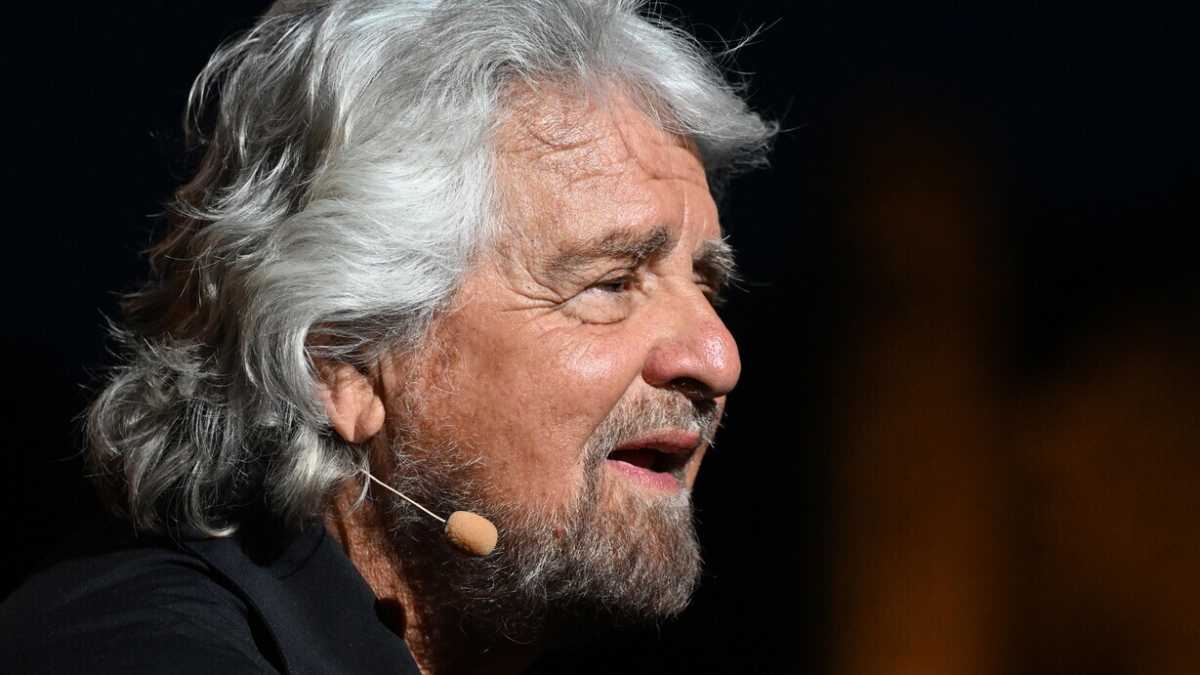 Immagine di Grillo da fondatore della democrazia diretta a profeta dell'astensionismo contro Conte