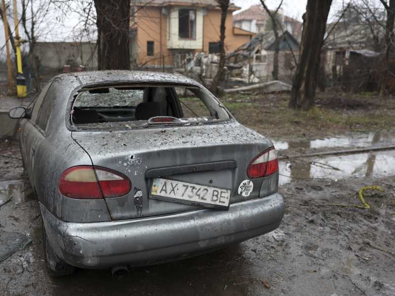 Macchina danneggiata da un attacco russo su Odessa, in Ucraina (foto LaPresse)