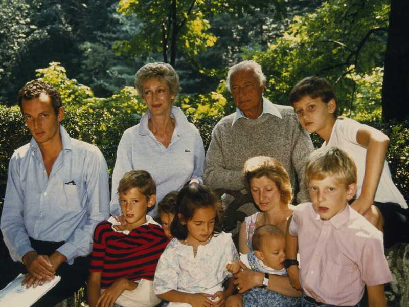 Perosa Argentina 1986 Giovanni e Marella Agnelli con i figli e i nipoti (LaPresse) <br />