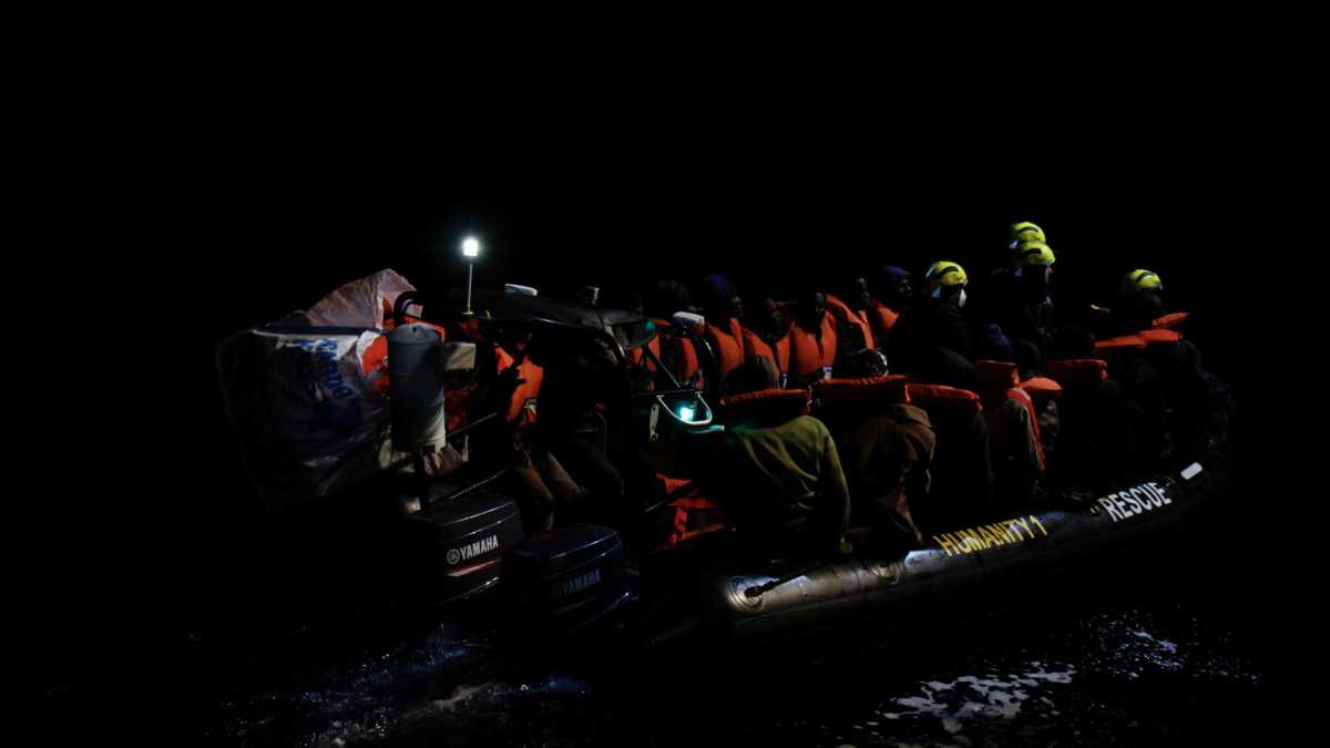 Immagine di Donne e bambini presi in mezzo al mare, gli altri fra le onde. Questa è la Guardia costiera libica