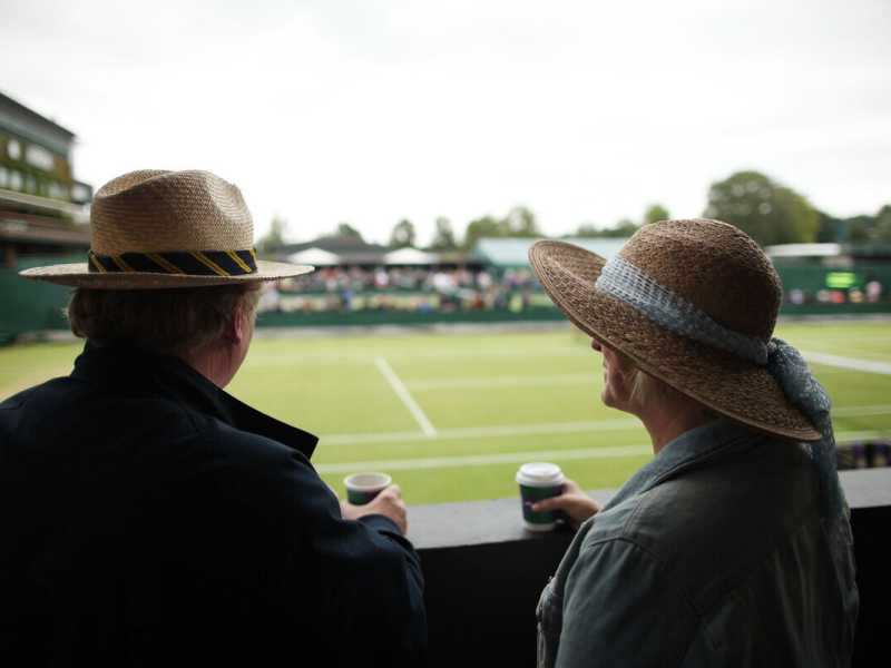 Spettatori sorseggiano un caff&egrave; prima di una partita a Wimbledon (Foto di Dan Kitwood/Getty Images)&nbsp;<br />