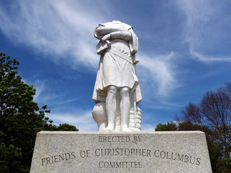 La statua di Cristoforo Colombo decapitata a Boston. Dopo la vandalizzazione, la municipalit&agrave; ne ha deciso la rimozione (Tim Bradbury/Getty Images)&nbsp;<br />