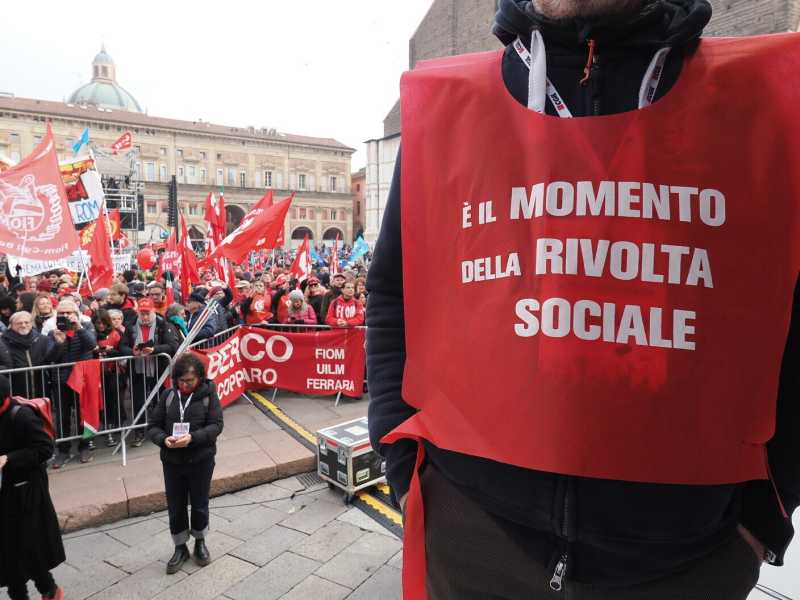 Sindacati: meglio contrattare che rivoltare
