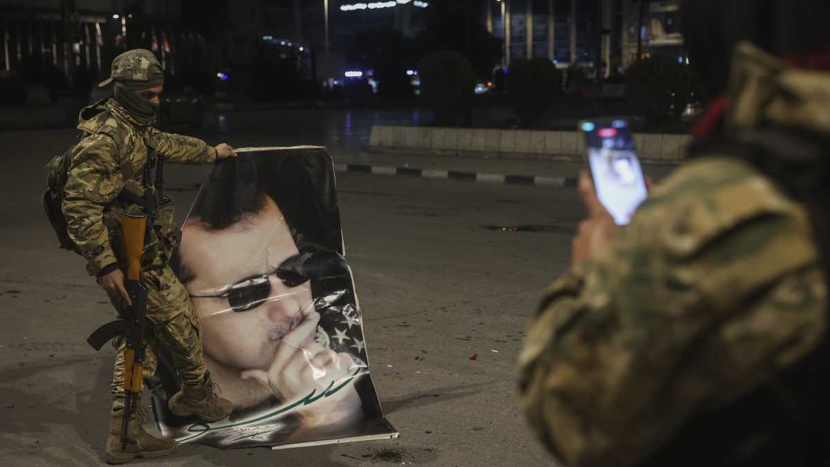 Immagine di Assad tenta di resistere alla catastrofe. L’Ue in silenzio