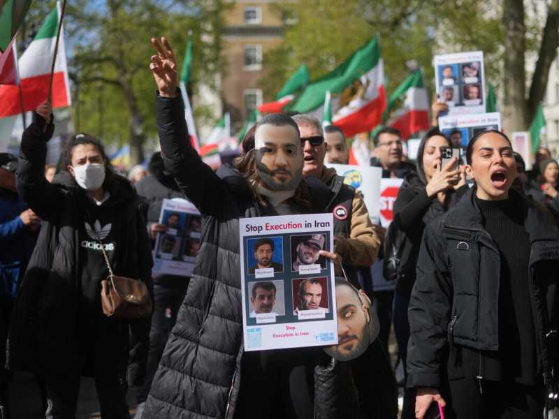Teheran ha rilasciato Toomaj Salehi, il rapper dissidente che aveva condannato a morte