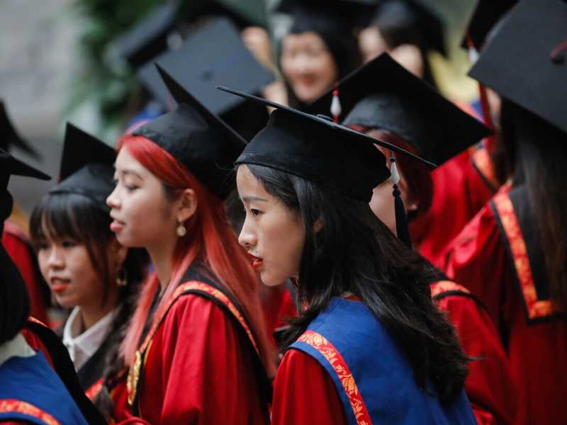 Studentesse dell&rsquo;Universit&agrave; Renmin di Pechino festeggiano la laurea (foto Ansa)&nbsp;<br />
