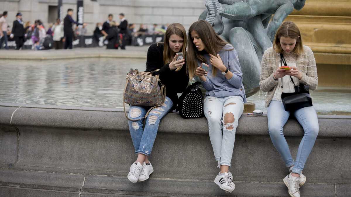 Immagine di Vietare i social ai ragazzi? Una legge folle: i responsabili siamo noi genitori, non lo stato