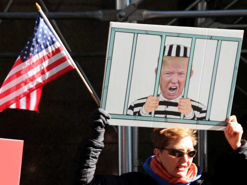 New York, manifestanti contro Trump fuori dal tribunale (Foto: Christina Horsten/dpa via Getty Images)&nbsp;<br />