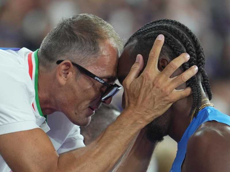Fabrizio Donato con Andy Díaz dopo il bronzo olimpico a Parigi 2024 (foto LaPresse)