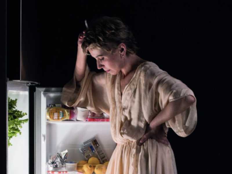 Concita a teatro ne "L'origine del mondo" ha una parte tagliata addosso a lei