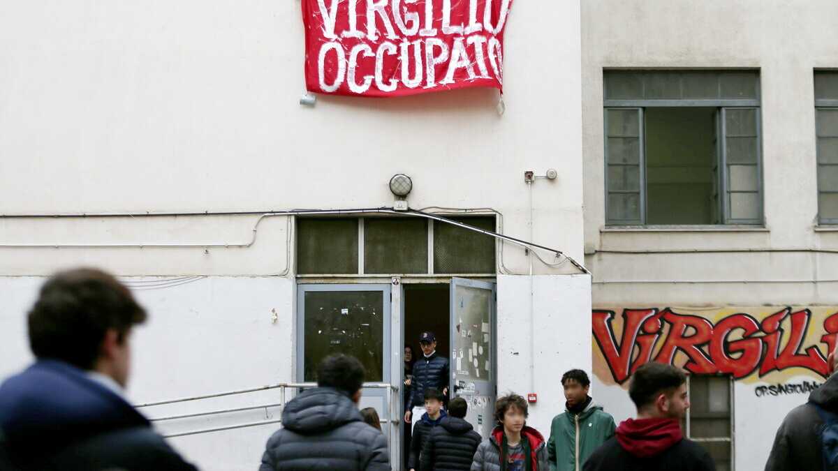 Immagine di Viva la preside del Virgilio che fa un sit-in per difendere la libertà di fare scuola