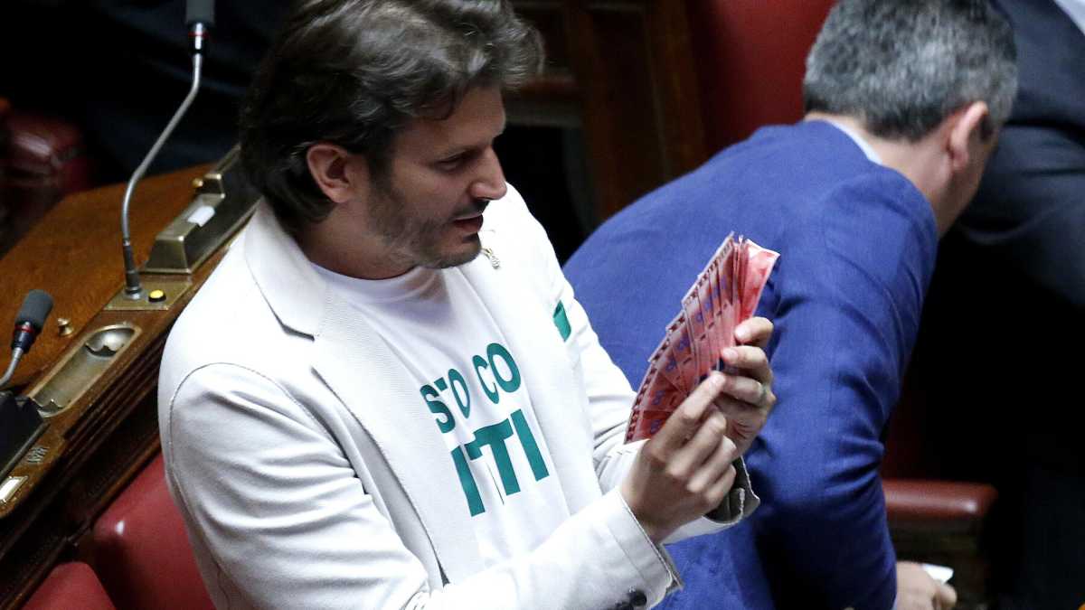 Immagine di "Il congresso della Lega in Lombardia è una farsa, prendono in giro i militanti". E Invernizzi si sfila