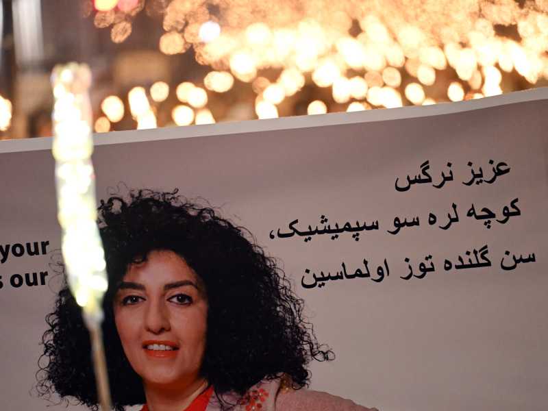 Una fiaccolata a Oslo per salutare il Nobel 2023 a Mohammadi (Foto di Sergei Gapon/Anadolu via Getty Images) <br />