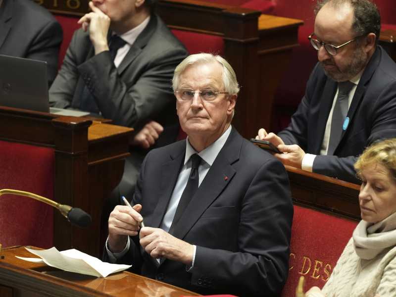 Oggi la sfiducia a Barnier. Ma le ipotesi di presidenziali anticipate o di uno “shutdown” sono remote