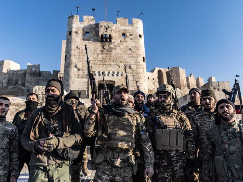 I ribelli festeggiano la conquista di Aleppo davanti alla Cittadella (Foto Getty)