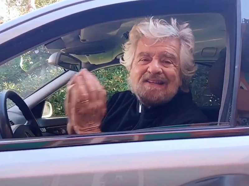 Grillo: “Il M5s è morto, fatevi un’altro simbolo”. Obiettivo? Togliere il contrassegno alle liste di Conte