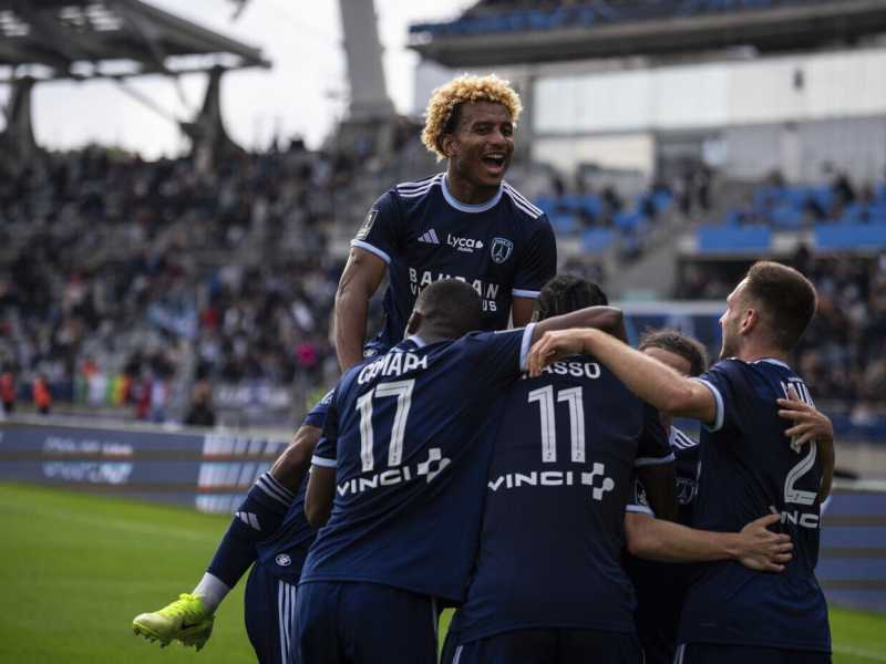 Giocatori del Paris Fc festeggiano un gol (foto Ap, via LaPresse)