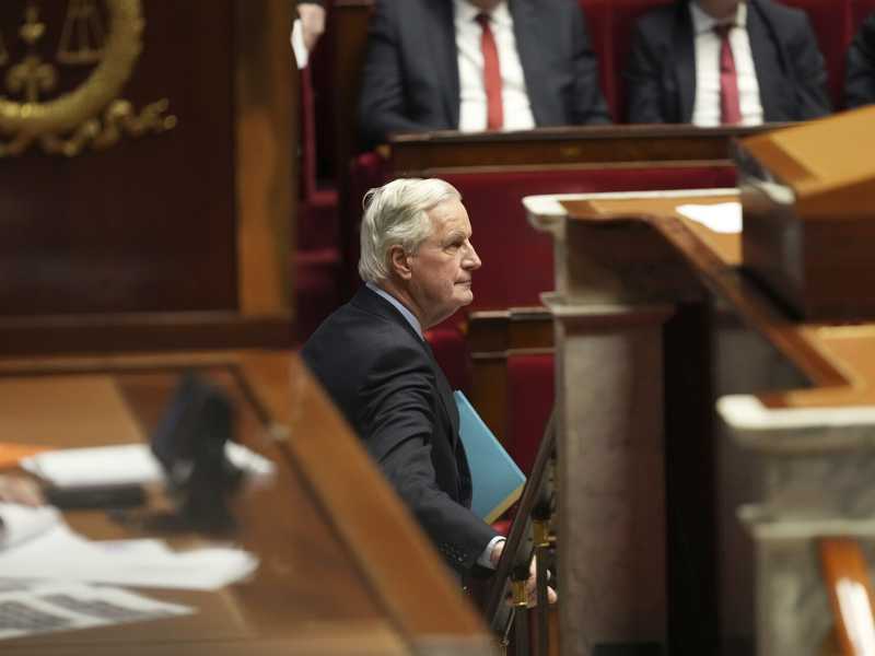L’alleanza rossobruna tira giù il governo francese. Macron va di fretta con la sostituzione