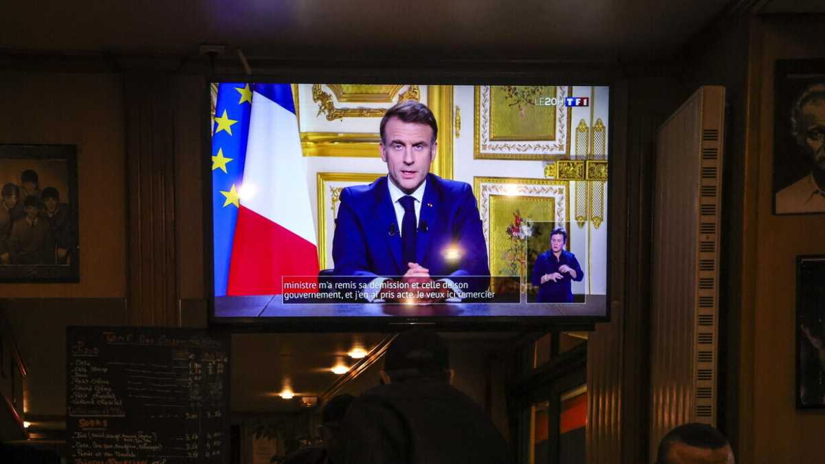 Immagine di Macron esclude le sue dimissioni e fa un appello all’unità contro l’estremismo antirepubblicano