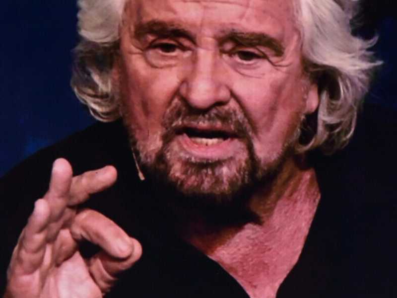 La guerra di Grillo a Conte passa da uno show nei teatri sulla fine del M5s