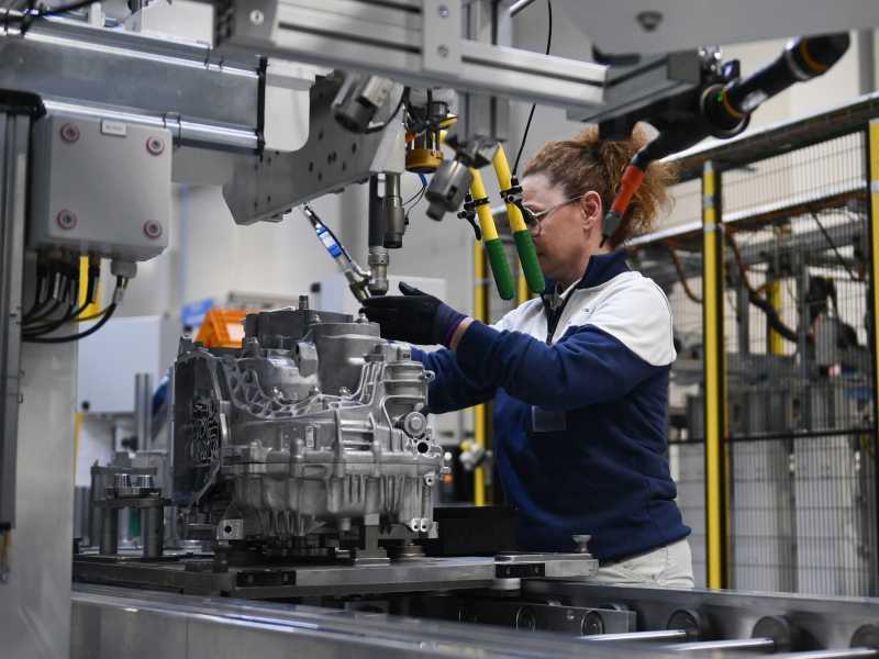 Un operaia al lavoro nel nuovo stabilimento di assemblaggio Stellantis per veicoli ibridi a Torino (Stefano Guidi/Getty Images)<br />