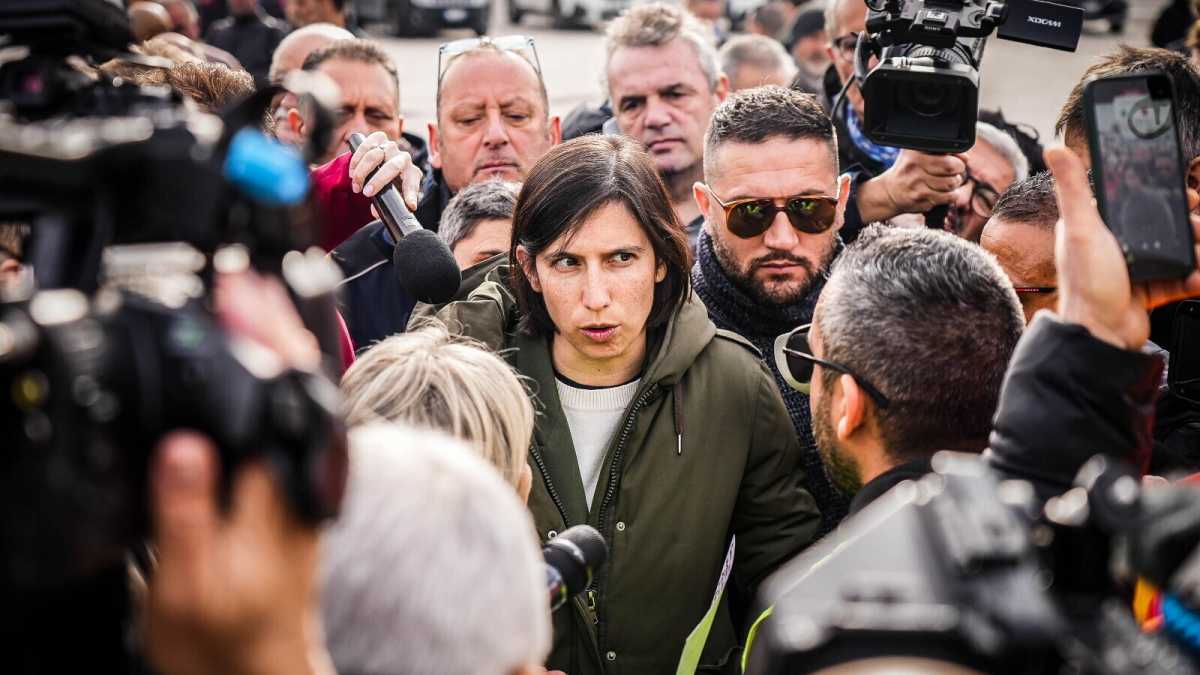 Immagine di Transnova licenzia 97 operai. Schlein a Pomigliano: “Stellantis si assuma le sue responsabilità”