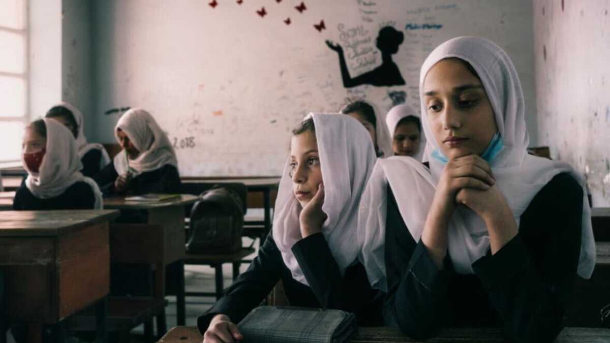 Immagine di I ritiri, la pace e il filo nero che lega le donne afghane cancellate e la difesa di Kyiv