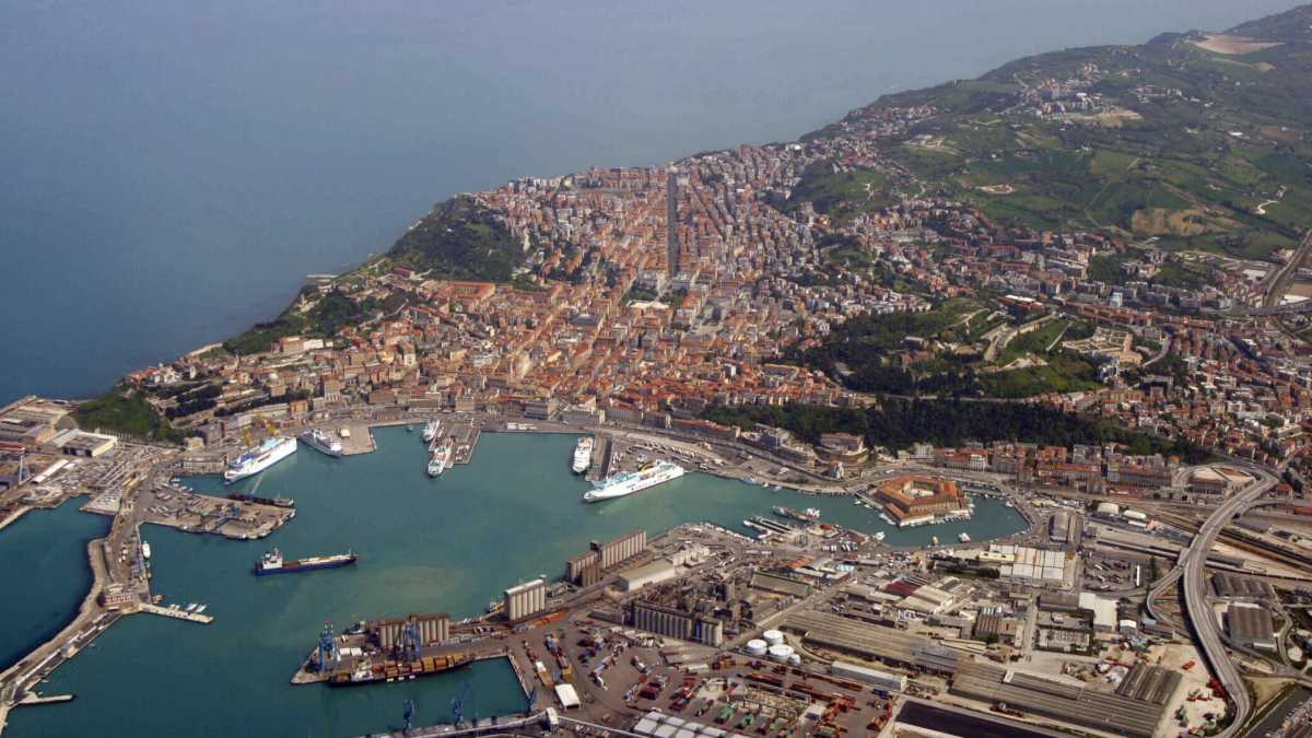 Immagine di Adesso che a Trieste ci vanno tutti, fuggo ad Ancona per evitare l'overturismo