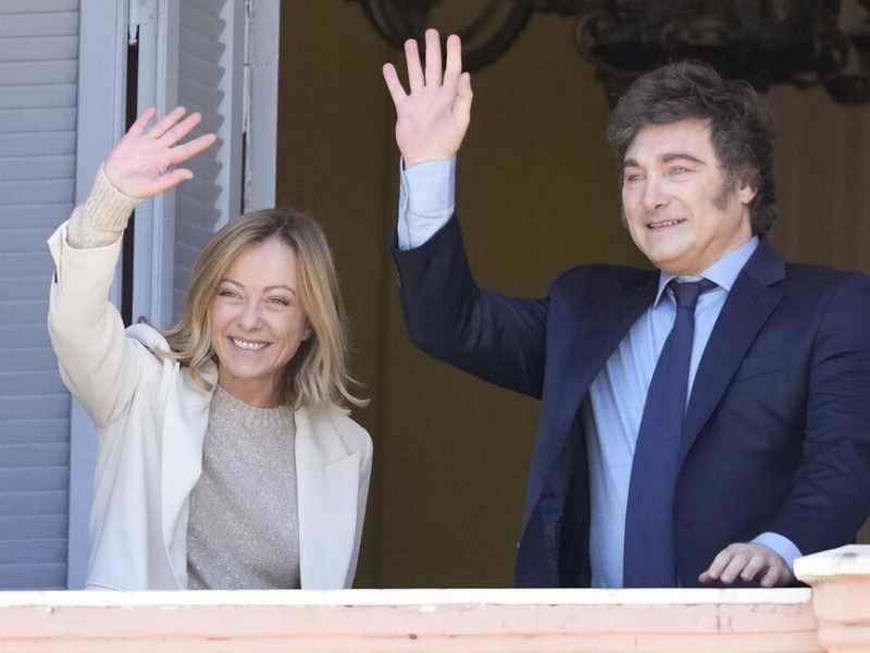 Giorgia Meloni con Javier Milei alla casa Rosada durante la sua visita a Buenos Aires (LaPresse)&nbsp;<br />