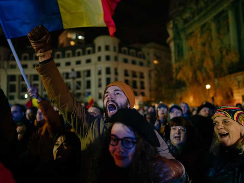 Manifestazione a Bucarest (<span style="color: rgb(8, 8, 8); font-family: Lato, sans-serif; font-size: 14px;">Andrei Pungovschi/Getty Images)</span>