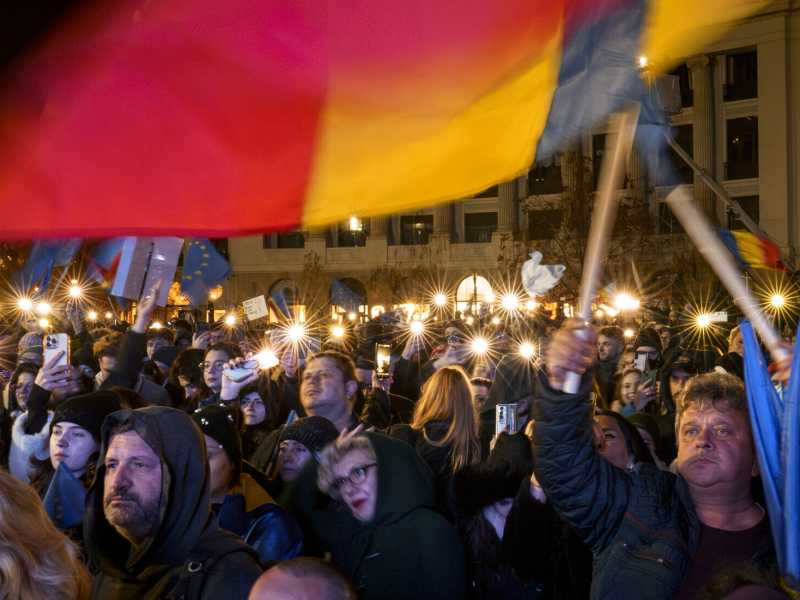 Bucarest, manifestazione pro-europea il 5 dicembre, prima del ballottaggio previsto l'8 dicembre (AP Photo/Vadim Ghirda) <br />