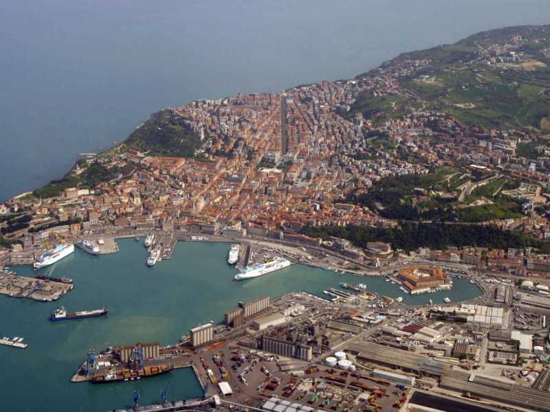 Adesso che a Trieste ci vanno tutti, fuggo ad Ancona per evitare l'overturismo