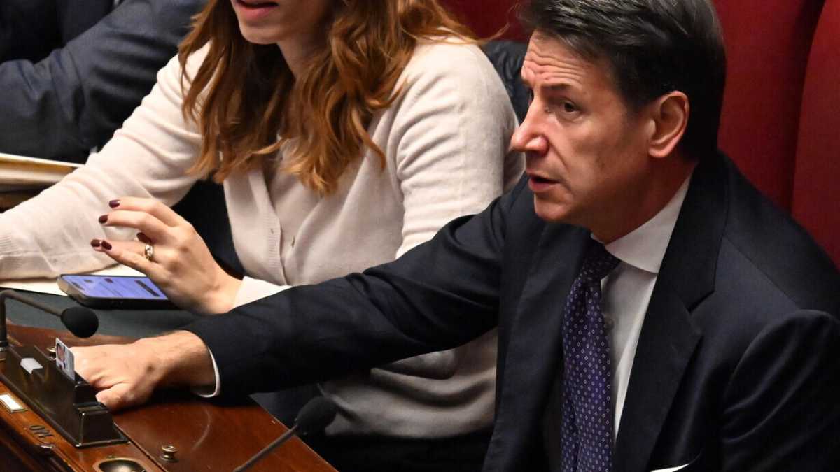 Immagine di Se anche Conte si dichiarasse di sinistra, gli scapperebbe da ridere