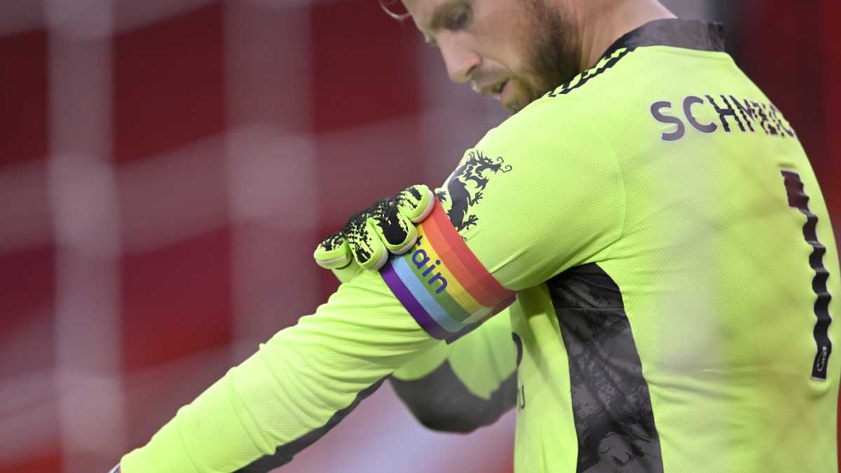 Immagine di Non poteva mancare la polemica sulle fasce arcobaleno