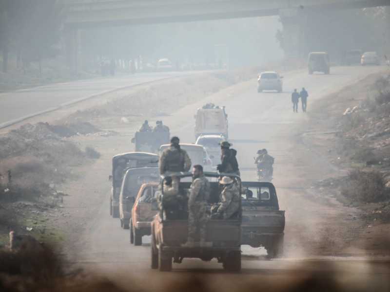 Alcuni ribelli siriani alle porte di Damasco (foto di Izettin Kasim/Anadolu per Getty Images)<br />